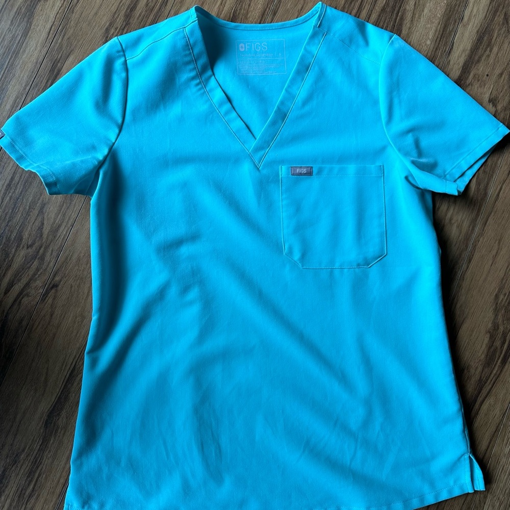 Figs one pocket top